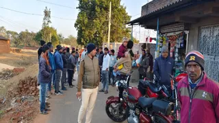 लूट की घटना के बाद करमाटांड में पहुंची पुलिस और उपस्थित लोग।