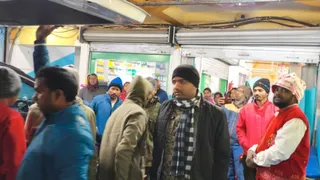 अस्पताल में लगी लोगों की भीड़। (जागरण)