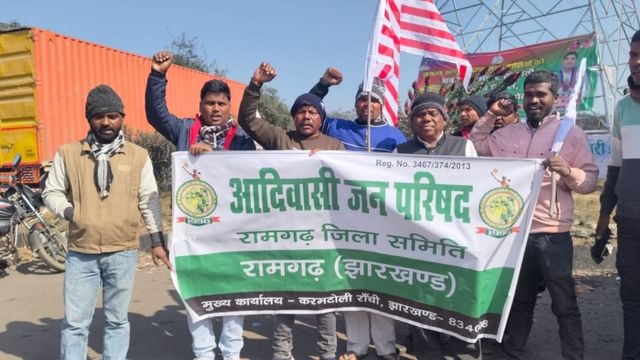 आदिवासी नेता हत्याकांड: कुजू में डेढ़ घंटे सड़क जाम कर विरोध प्रदर्शन, दोषियों पर कड़ी कार्रवाई की मांग

