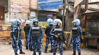 तुर्कमान गेट के पीछे गली में तैनात आरएएफ की महिला टीम। हरीश कुमार
