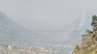 मंडल घाटी में जंगल में लगी आग के धुंए से छाई घुंध । जागरण