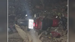 हादसे में क्षतिग्रस्त बाइक