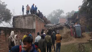 प्रयागराज के झूंसी स्थित छिबैया गांव में तेंदुए ने घंटों तक ग्रामीणों को आतंकित रखा, पुलिस-पीएसी बल भी डटी रही। जागरण्