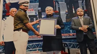 दिल्ली के यशोभूमि मे रेल पुलिस अधिकारी को सम्मानित करते रेल मंत्री अश्विनी वैष्णव।