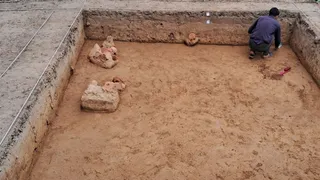 खोदाई के दौरान भी मिट्टी के बर्तनों के अवशेषों के साथ की ईंटों के भी अवशेष मिले। जागरण