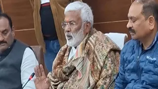 प्रयागराज के सर्किट हाउस में पत्रकारों से बातचीत करते कैबिनेट मंत्री स्वतंत्र देव सिंह व अन्य। जागरण