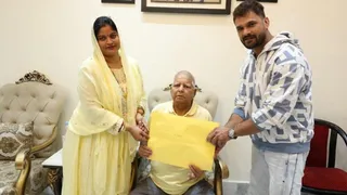 राजद सुप्रीमो लालू प्रसाद के साथ खेसारी लाल यादव। फाइल फोटो