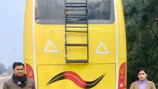 यमुना एक्सप्रेसवे पर पकड़ी गई स्लीपर बस।