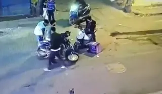 बेंगलुरु में बीच सड़क पर दो लोगों ने जोप्टो राइडर को पीटा CCTV में कैद हुई पूरी वारदात (फोटो सोर्स- सोशल मीडिया)