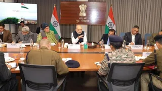 अमित शाह अधिकारियों के साथ बैठक करते हुए