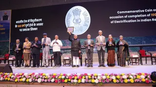 रेल मंत्री अश्विनी वैष्णव ने जारी किया 100 का सिक्का। फोटो-एक्स