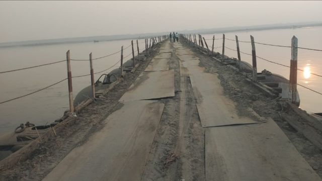 गाजीपुर में ठेकेदार के आगे लाचार अफसर, निर्धारित तिथि के तीन माह बाद भी नहीं चालू हुआ पीपा पुल
