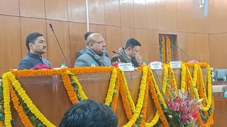 प्रेस वार्ता के दौरान दिल्ली विधानसभा के अध्यक्ष विजेंद्र गुप्ता।