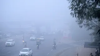 दिल्ली मेरठ एक्सप्रेस वे पर अक्षरधाम के समीप सुबह छाए कोहरा और स्माग के बीच गुजरते वाहन। चंद्र प्रकाश मिश्र