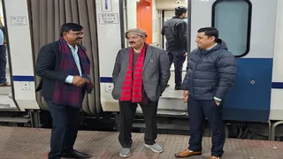 धनबाद के विधायक राज सिन्हा (बीच में)।