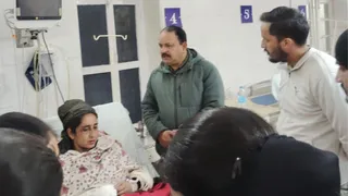 नाहन अस्पताल में बस हादसे के घायलों से बात करते विधिक सेवा प्राधिकरण सदस्य। जागरण