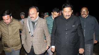 सिरमौर के हरिपुरधार में दुर्घटनास्थल पर पहुंचे डिप्टी सीएम मुकेश अग्निहोत्री व उद्योग मंत्री हर्षवर्धन चौहान। जागरण