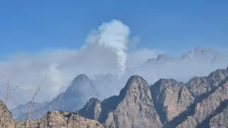 ज्योतिर्मठ की फूलों की घाटी रेंज में लगी आग के बाद दिखता धुआं। जागरण