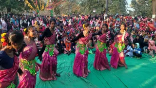 वन सुरक्षा मेले में सांस्कृतिक कार्यक्रम की प्रस्तुति देते बंगाल के कलाकार।
