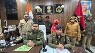 घटनाक्रम का खुलासा करते पुलिस अधिकारी