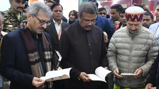 नई दिल्ली स्थित भारत मंडपम में शनिवार को शुरू हुए विश्व पुस्तक मेले का उद्घाटन करने के बाद पुस्तकों का अवलोकन करते केंद्रीय शिक्षा मंत्री धर्मेंद्र प्रधान,आरएसएस के संघ वरिष्ठ प्रचारक इंद्रेश कुमार व अन्य। ध्रुव कुमार