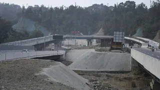 दिल्ली-देहरादून एक्सप्रेसवे की एलिवेटेड रोड के अंतर्गत डाटकाली मंदिर के लिए बनाया गया ओवरपास। अनिल डोगरा