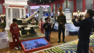 नई दिल्ली भारत मंडपम में शुरु हुए विश्व पुस्तक मेले के थीम पवेलियन में रखे गए टैंक का अवलोकन करते व साथ में फोटो खिंचवाते बच्चें। ध्रुव कुमार