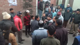 बिजली चोरी के लिए अभियान चलाती टीम।