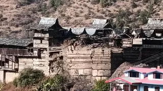 शिमला के जुन्गा में जला क्योंथल रियासत का वर्षों पुराना राजमहल। जागरण