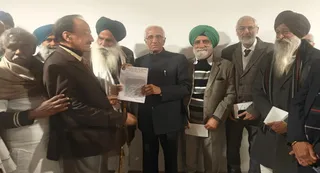 सुप्रीम कोर्ट कमेटी के समक्ष अपनी मांगें रखते हुए किसान नेता डल्लेवाल व अन्य।