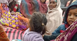 शवों के पास बैठे परिजन विलाप करते हुए।