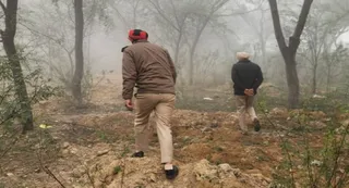 कासो ऑपरेशन के दौरान सर्च करती पुलिस।