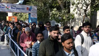 भारत मंडपम में लगे विश्व पुस्तक मेले में प्रवेश के लिए कतार में खड़े लोग। चंद्र प्रकाश मिश्र