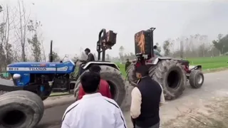 ट्रैक्टर से स्टंट करते युवा