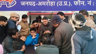 थाने में पूछताछ करते पुलिसकर्मी