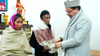मुख्यमंत्री आवास में बीते दिनों अंकिता भंडारी के पिता वीरेंद्र भंडारी व माता सोनी देवी से मुलाकात करते मुख्यमंत्री पुष्कर सिंह धामी। जागरण आर्काइव