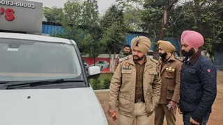 लग्जरी कार शोरूम पर ताबड़तोड़ फायरिंग, मर्सडीज-रेंज रोवर के शीशे चकनाचूर।
