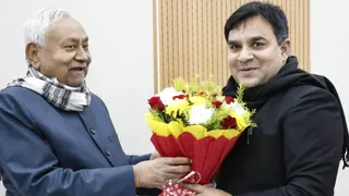 मुख्यमंत्री नीतीश कुमार को गुलदस्ता भेंट करते जदयू विधायक मंजीत कुमार सिंह।