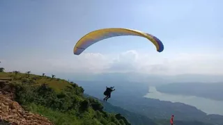 कुल्लू के गड़सा में पैराग्लाइडिंग के दौरान हादसा हो गया। प्रतीकात्मक फोटो