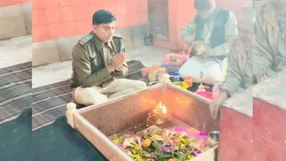 कहलगांव के बाबा बटेश्वरस्थान में पूजा अर्चना करते एसएसपी प्रमोद कुमार।