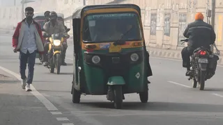 हाईवे पर गलत दिशा में आते हुए आटो चालक। जागरण