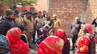पूछताछ करती पुलिस