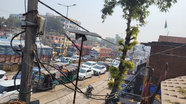 एलिवेटेड रोड निर्माण के बीच गोविंदपुर जीटी रोड पर चार घंटे जाम, एंबुलेंस भी फंसी; धूल-प्रदूषण से लोग परेशान
