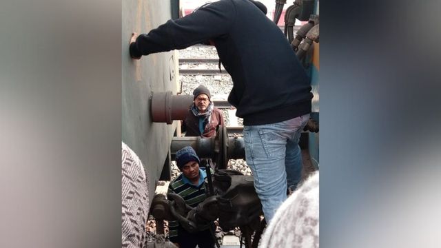 गाजीपुर में टला बड़ा हादसा, पैसेंजर ट्रेन के इंजन का ब्रेक जाम होने से मची अफरा-तफरी

