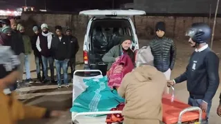 रविवार को महिला की तबीयत खराब हाेने के बाद इलाज के लिए अस्पताल ले जाते परिजन।