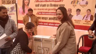 सांसद जनसुनवाई शिविर में सांसद हेमामालिनी ने बांटी सिलाई मशीन किट व कंबल।