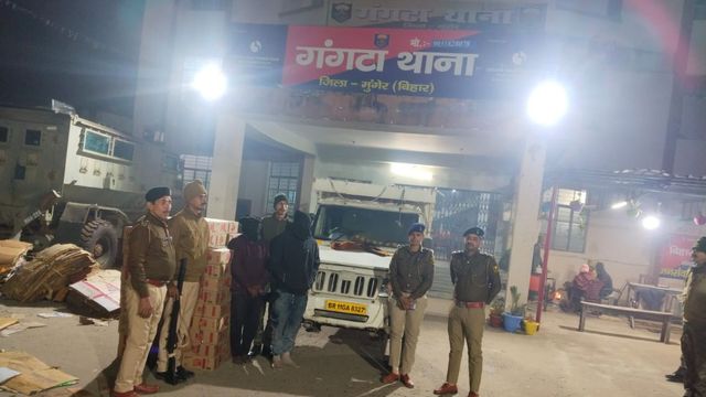 मुंगेर में पिकअप से 855 लीटर अंग्रेजी शराब बरामद, नवादा-धनबाद के दो तस्कर गिरफ्तार
