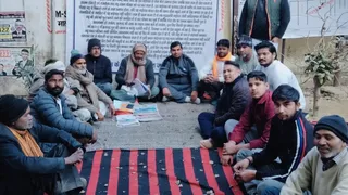 मांगों को लेकर धरने पर बैठे लोग। सौ इंटरनेट मीडिया