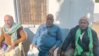 गोड्डा के पूर्व सांसद सूरज मंडल (बीच में) और अन्य।