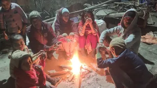 Uttarakhand Weather Forecast बहादराबाद क्षेत्र में ठंड से निजात पाने को अलाव तापते ग्रामीण। जागरण